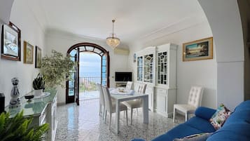 Departamento, 2 habitaciones, vista al mar | Área de sala de estar