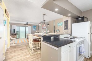 Kjøleskap, mikrobølgeovn, ovn og kokeplater