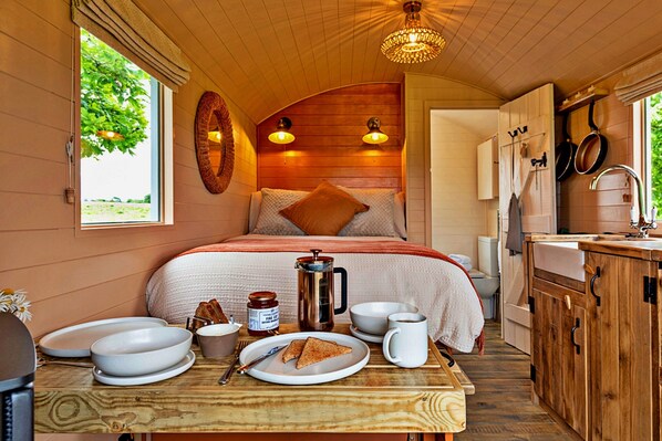 Chalet | 1 bedroom - Shepherds Hut in Llyn With Snowdonia Views (Pwllheli)