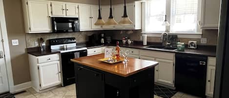 Microondas, horno, placa de cocina y lavavajillas