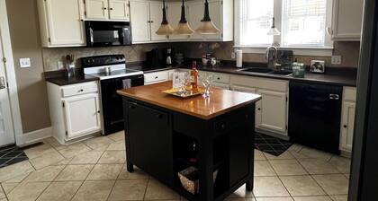 Charming 4-bedroom house in Hermann, MO. Walking distance to downtown venues.