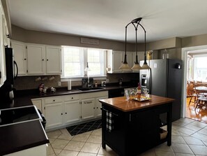 Mikrobølgeovn, ovn, kokeplater og oppvaskmaskin