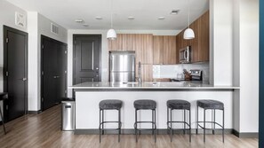 Kühlschrank, Esstisch