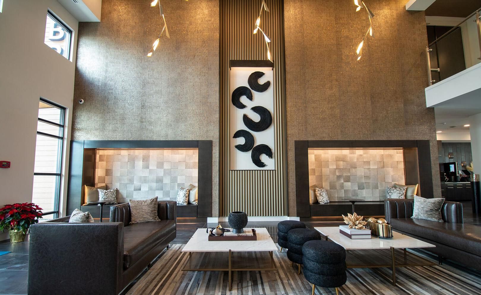 Una sala de estar moderna con sofás, una mesa de centro y decoración en la pared.