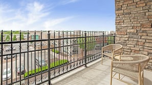 Property grounds - Landing | Chic 1BD, Pool, Clubhouse (Overland Park)