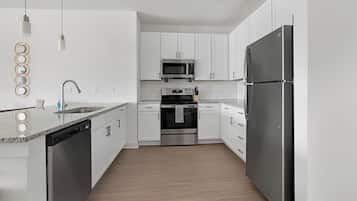 Réfrigérateur, tables à manger