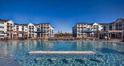 Landing | Chic 1BD, Pool, Yoga Studio