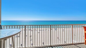 Un balcón con vista a la playa.