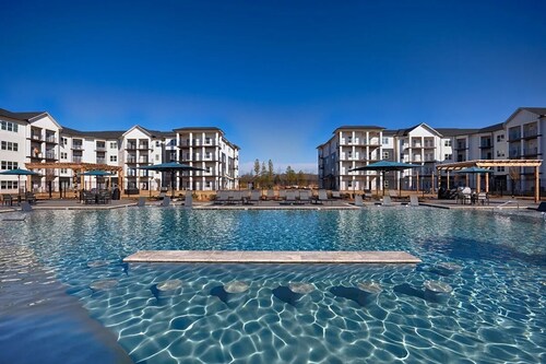 Landing | Stylish 3BD, Pool, Gym