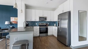 Réfrigérateur, tables à manger