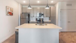 Réfrigérateur, tables à manger