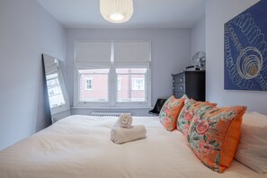 4 bedrooms, desk, iron/ironing board, WiFi