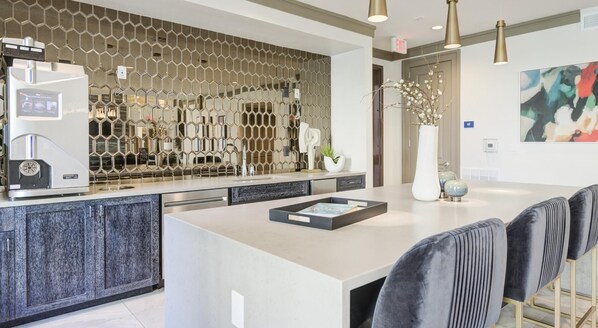 Refrigerador y comedor 