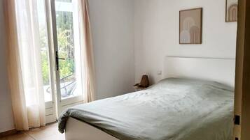 1 bedroom, bed sheets