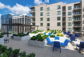 Outdoor dining - Landing | Beautiful 1BD, Gym, Courtyard (New Orleans)