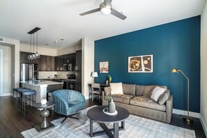 Smart TV - Landing | Stunning 1BD, Gym, Pool (New Orleans)