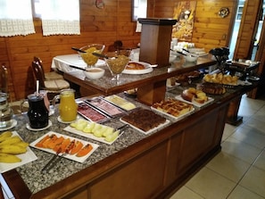 Sudah termasuk sarapan prasmanan setiap hari