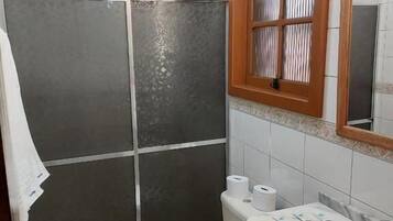 Apartamento luxo | Banheiro | Toalhas de banho, sabonete, papel higiênico