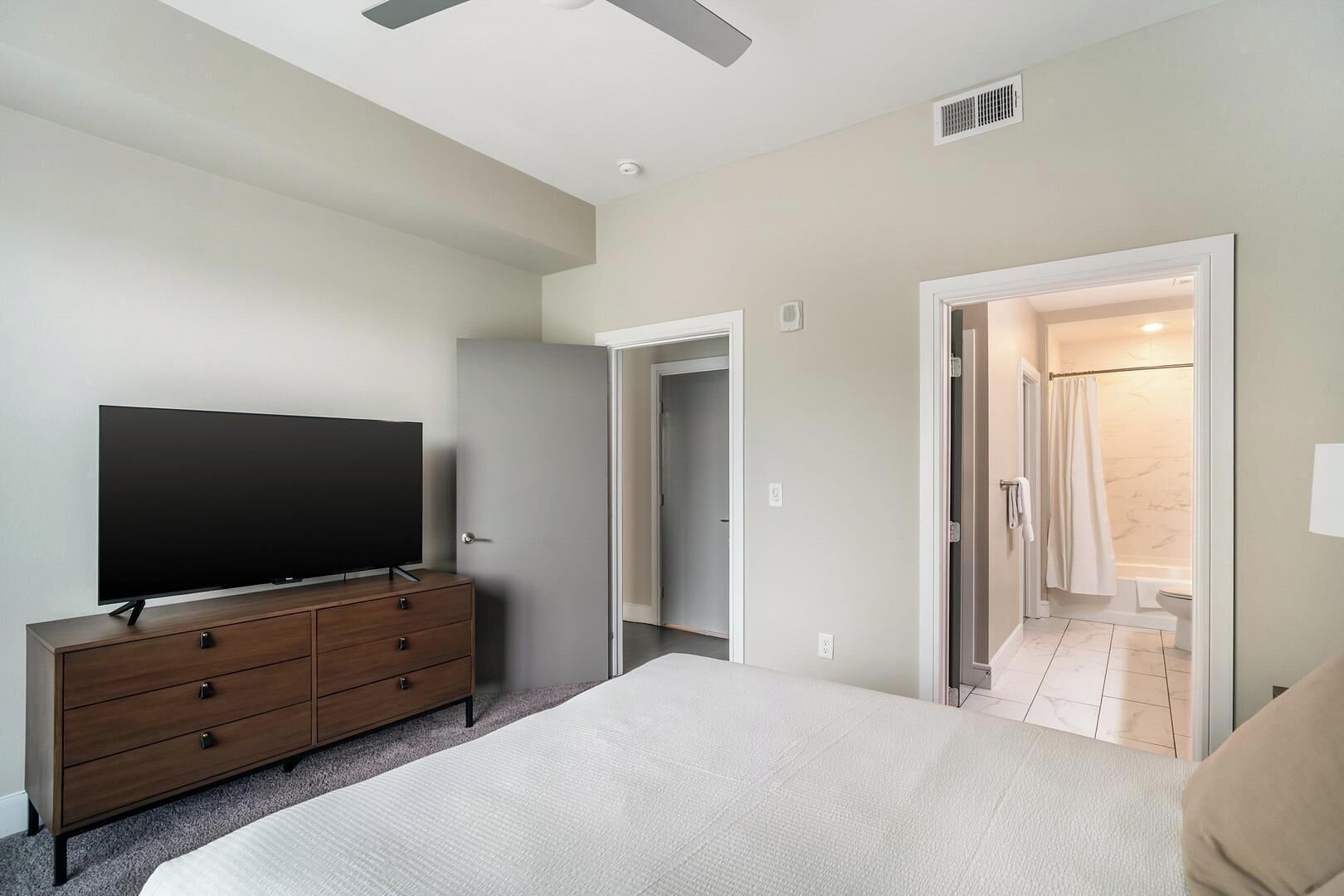 1 chambre, bureau, fer et planche à repasser, accès à Internet