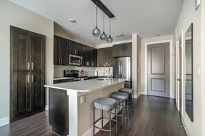 Fridge, microwave, oven, stovetop - Landing | Stylish 1BD, Pool, Gym (New Orleans)