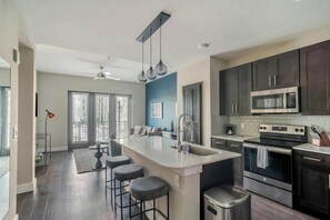 Fridge, microwave, oven, stovetop - Landing | Stylish 1BD, Pool, Gym (New Orleans)