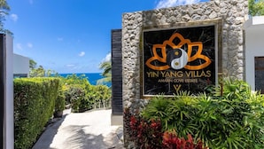 Señal de Yin Yang Villas con vista al océano.