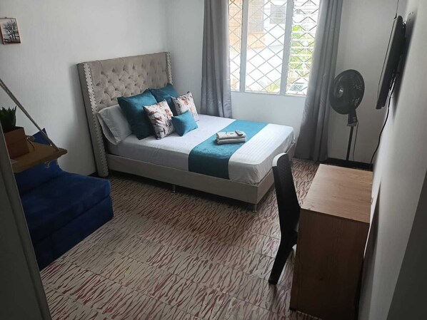 Tek Büyük Yataklı Oda, Şehir Manzaralı | Dizüstü bilgisayar çalışma alanı, ücretsiz kablosuz İnternet 