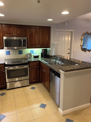 Fridge, microwave, oven, stovetop - Best Resort Orlando- 2BD/2BA -close to Disney, Seaworld,  Universal, Convention (Orlando)