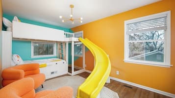 5 bedrooms, desk, iron/ironing board, WiFi