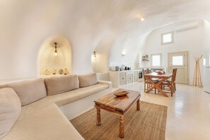 TV connectée, cheminée, livres