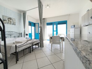 Comfort Studio, Sea View | Living area