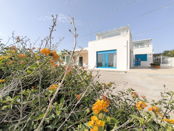 Vista frontal de la propiedad