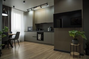 Frigorífico, microondas, horno y placa de cocina