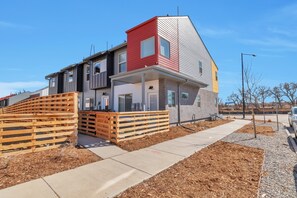 Exterior - Charming 3-bedroom, 4 Bath Townhome in Arvada, CO (Arvada)