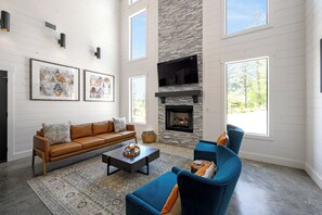 Smart TV, fireplace, video games, table football - NEW Listing! Custom high-end cabin TOP location (Broken Bow)