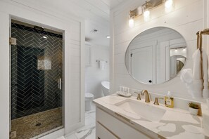 Douche, sèche-cheveux, serviettes fournies