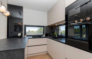 Kylskåp, ugn, diskmaskin och kaffe- och tebryggare