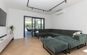 TV - Cozy home in Lovrec with private swimming pool, can be inside or outside (Lovrec)