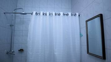 Doccia, asciugacapelli, asciugamani, sapone