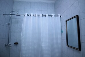 Chuveiro, secador de cabelo, toalhas de banho, sabonete