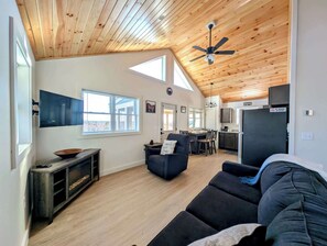 TV, fireplace
