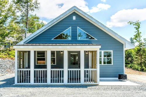 Pet-Friendly Fishing Cabin 5 minutes to the Beach