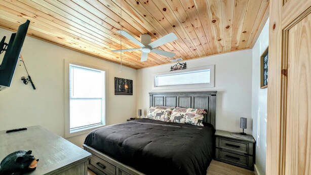 2 bedrooms, WiFi, bed sheets - Lakeview Cabin w/Fire Pit & walk to Beach (Sullivan)