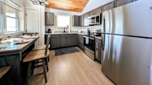 Coffee/tea maker, fridge, microwave, oven - Lakeview Cabin w/Fire Pit & walk to Beach (Sullivan)