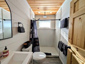 Shower, hair dryer, towels, shampoo - Lakeview Cabin w/Fire Pit & walk to Beach (Sullivan)