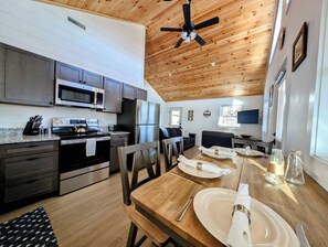 Coffee/tea maker, fridge, microwave, oven - Lakeview Cabin w/Fire Pit & walk to Beach (Sullivan)