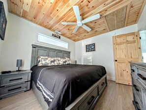 2 bedrooms, WiFi, bed sheets - Lakeview Cabin w/Fire Pit & walk to Beach (Sullivan)