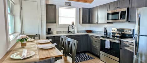 Refrigerador, microondas, horno y parrilla de estufa