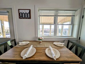 Dining - Fishing cabin, wildlife, walk to the pond, sleeps 5 (Sullivan)