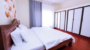 4 habitaciones, tabla de planchar con plancha, wifi y ropa de cama 